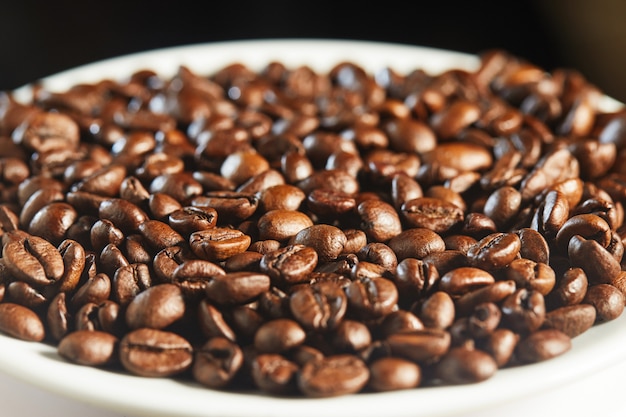 Foto bonen van aromatische natuurlijke koffie op een witte plaat