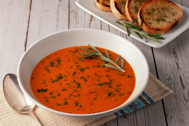 Bonensoep met garnalen, tomaten en rozemarijn. Een gezond thuisdieet. Vegetarische, veganistische soep.