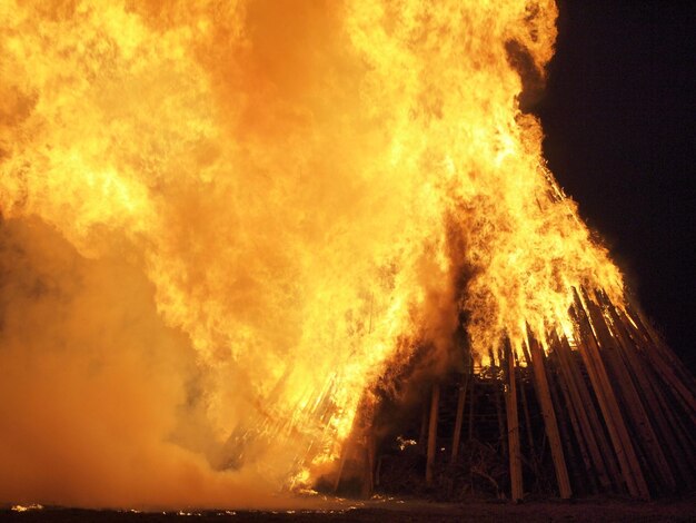 Photo bonfire against sky at night