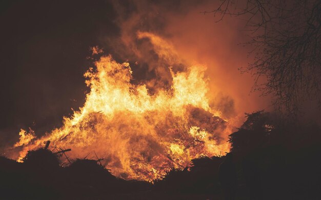 Foto un falò contro il cielo di notte