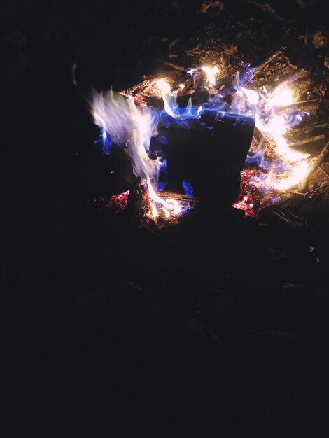 사진 밤에 불타는 불