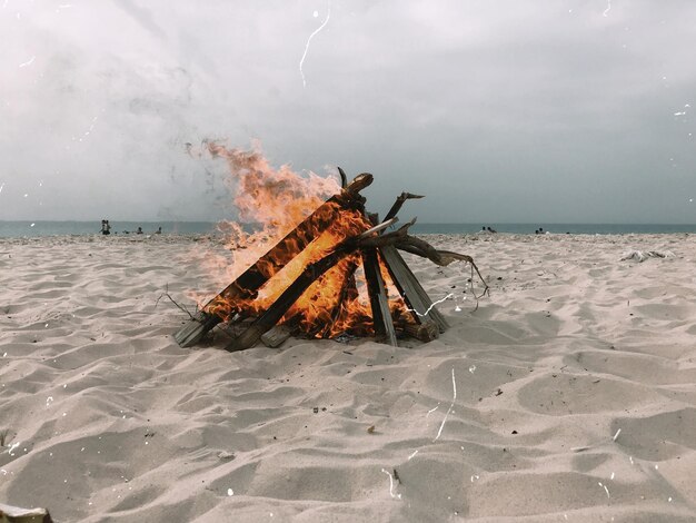 Photo bonfire on beach against sky