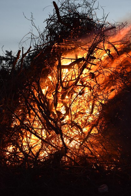 Foto fuoco sulla spiaggia al tramonto