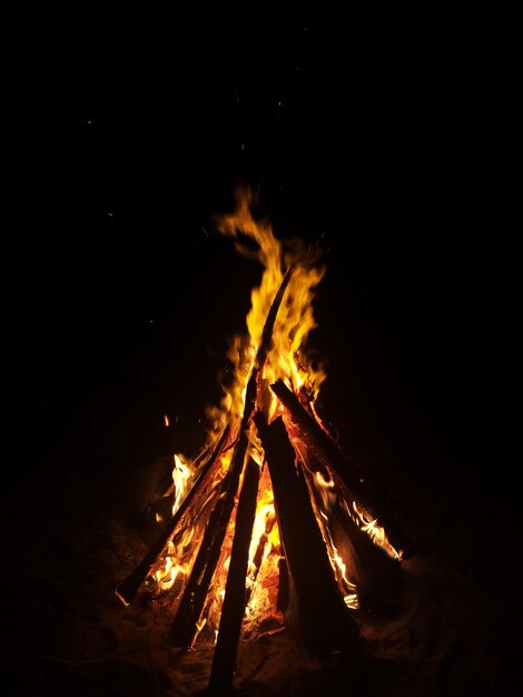 Photo bonfire on field against clear sky at night