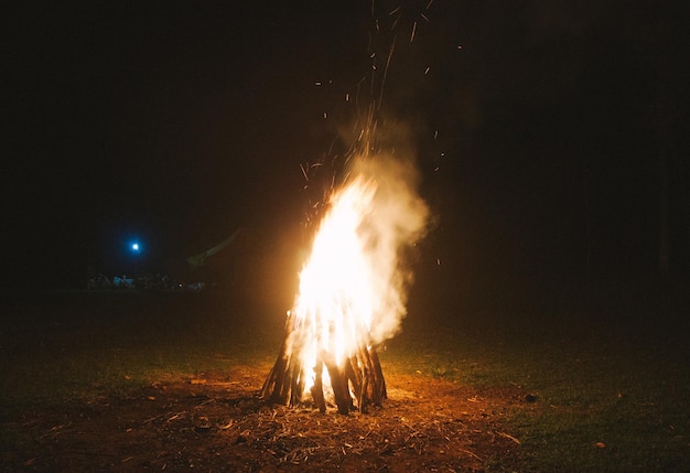 Photo bonfire on field against sky at night