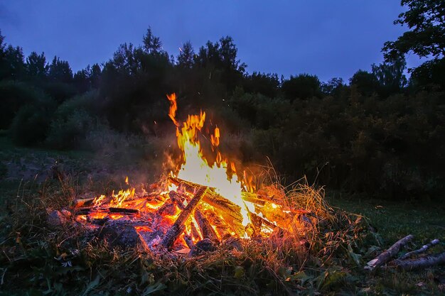 Photo bonfire on field at night