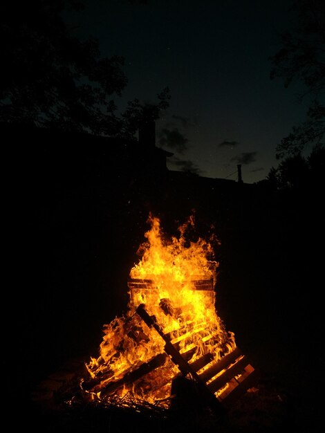 Photo bonfire at night