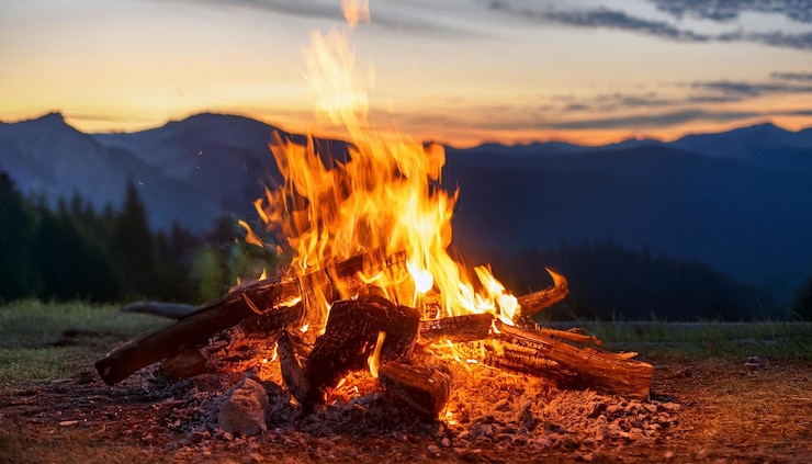 Photo bonfire on sunset nature background outdoor wood campfire