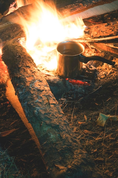 Photo bonfire on wooden log