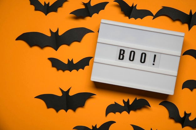 Boo halloween lightbox-bericht met zwarte enge vleermuizen