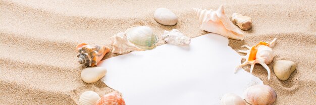 Boodschap in gescheurd papier op het strand.