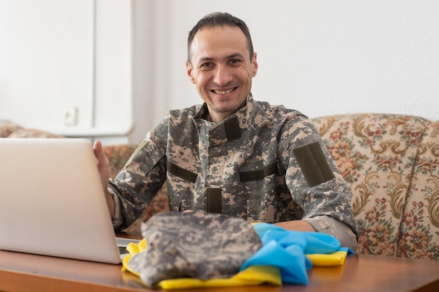 Boodschap voor wereldvrede. militair met laptop en vlag van oekraïne