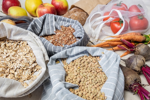 Boodschappen in herbruikbare tassen op natuurlijk vlas of hennep. Concept van afvalvrij ethisch winkelen