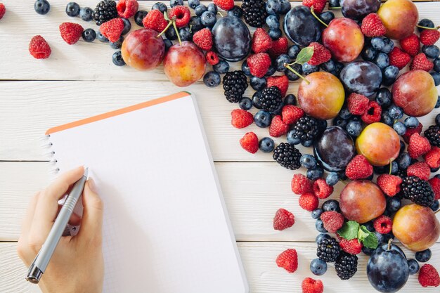 Boodschappenlijstje met gemengd fruit en ingrediënten van bovenaanzicht