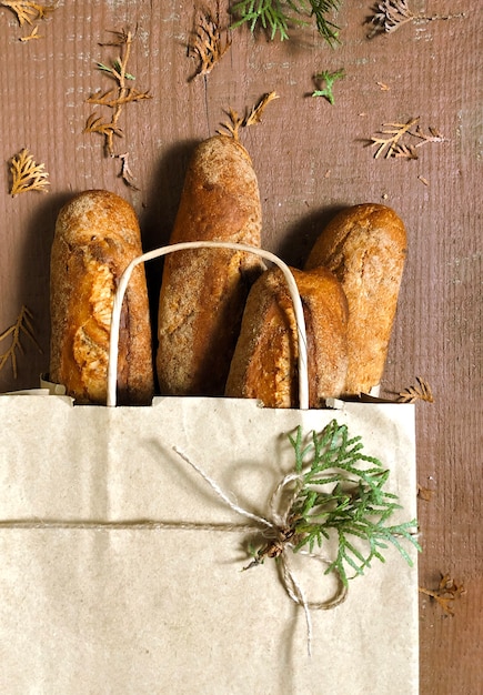 Boodschappentas met brood op de houten