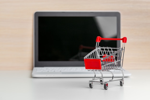 Boodschappenwagentje op Laptop bij Houten Lijst