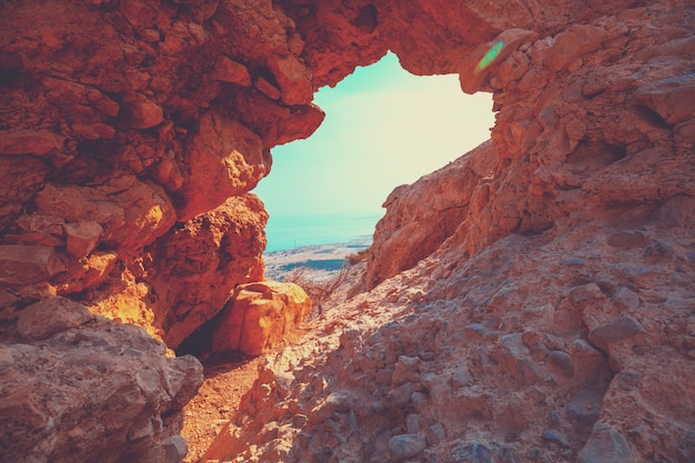 Boog in de rots. Ein Gedi Reserve, Israël