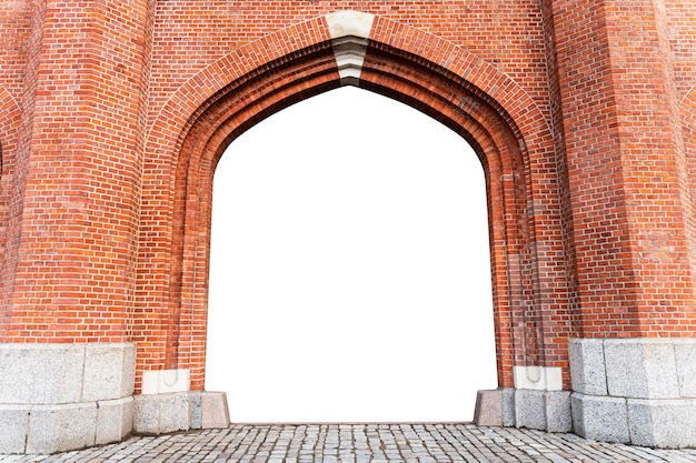 Boog in een oude rode bakstenen muur met witte achtergrond