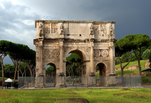 Boog van constantijn aan het einde van de palatijnse heuvel. rome, italië.