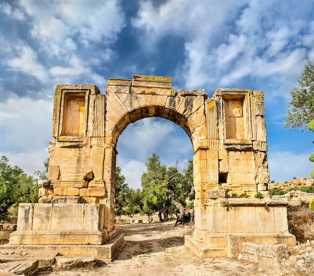 Boog van keizer Severus Alexander in Dougga in Tunesië, Noord-Afrika