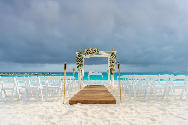 Boog voor een huwelijksceremonie aan de kust