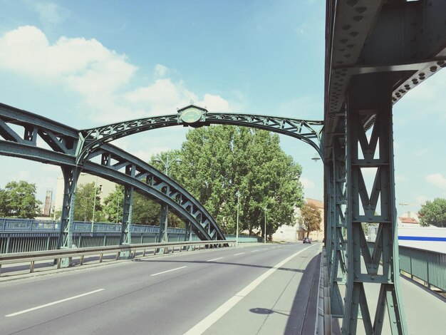 Foto boogbrug door boom tegen de lucht