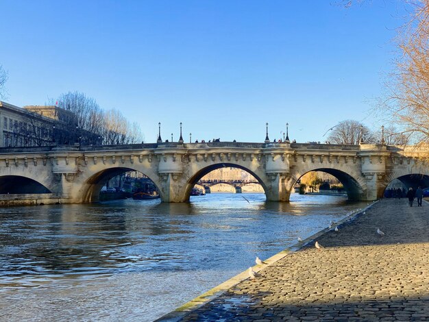 Foto boogbrug over de rivier tegen een heldere lucht