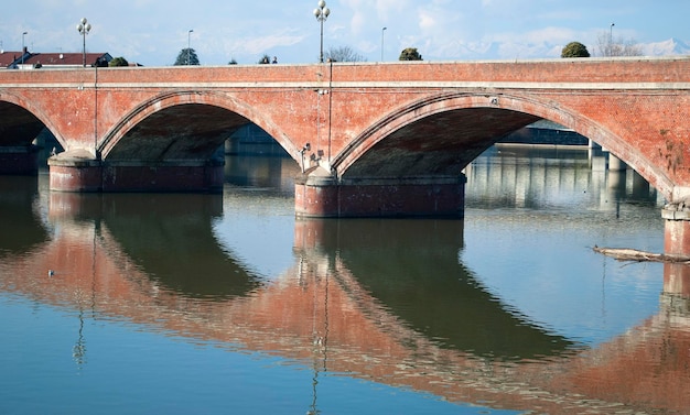 Boogbrug over de rivier