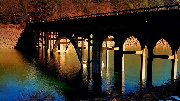 Foto boogbrug over de rivier