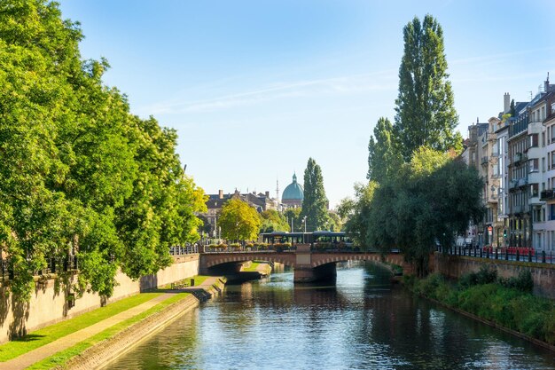 Foto boogbrug over kanaal in de stad