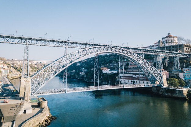 Boogbrug over rivier in de stad