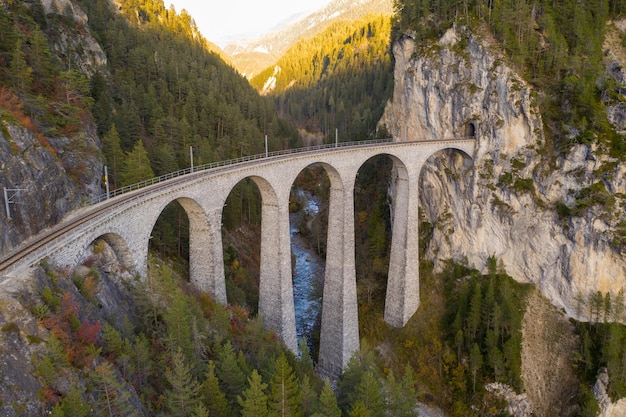 Boogbrug over rivier tegen bergen