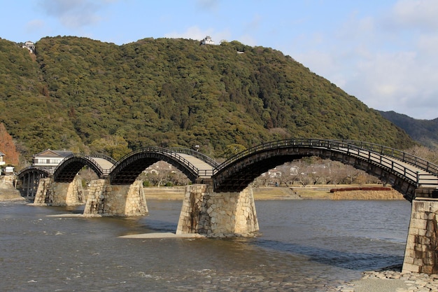 Foto boogbrug over rivier tegen de lucht