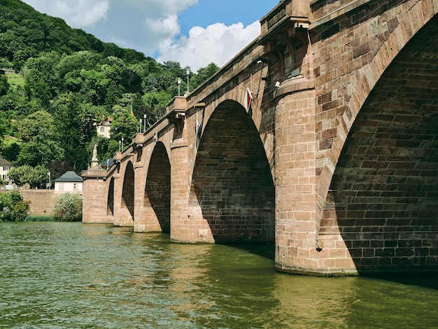 Foto boogbrug over rivier tegen de lucht