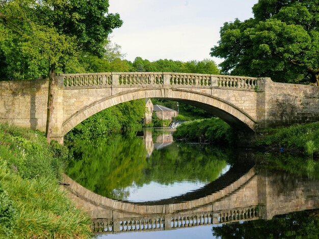 Foto boogbrug over rivier tegen de lucht