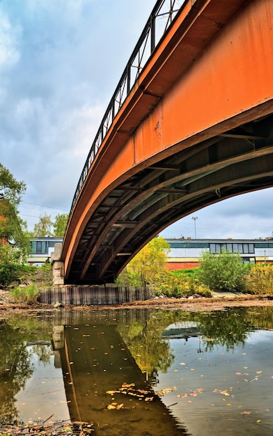 Foto boogbrug over rivier tegen de lucht