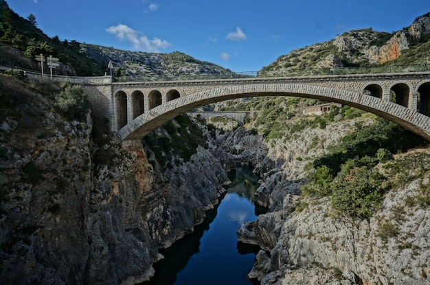 Boogbrug over rivier tegen de lucht