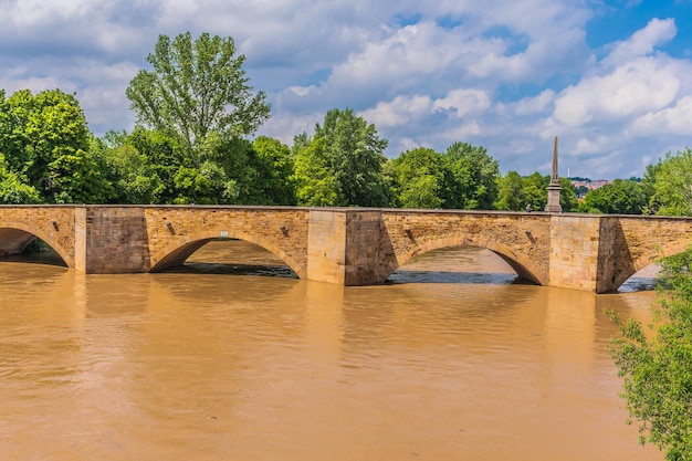 Boogbrug over rivier tegen de lucht