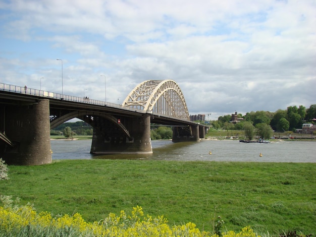 Boogbrug over rivier tegen de lucht