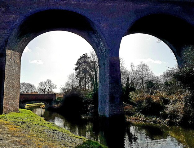 Foto boogbrug over rivier tegen de lucht