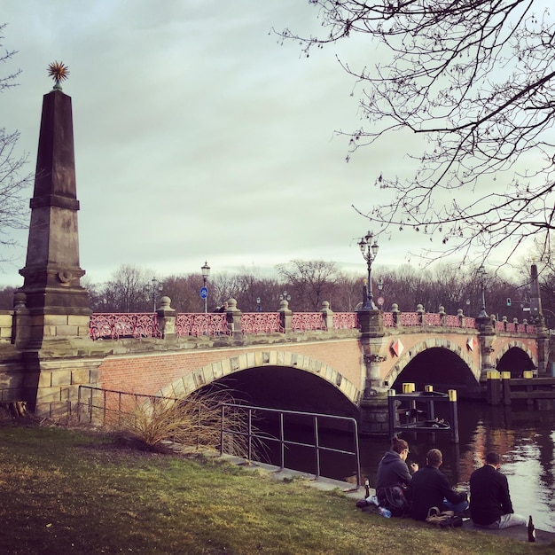 Foto boogbrug over rivier tegen de lucht