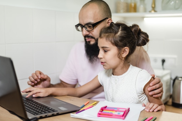 Libro, bambino, infanzia, concentrazione, contenuto a casa, papà, figlia, disegno, educazione, espressivo, famiglia, famiglia insieme, padre, padre cerca, paternità, ragazza, felice, felice single, aiuto, casa,