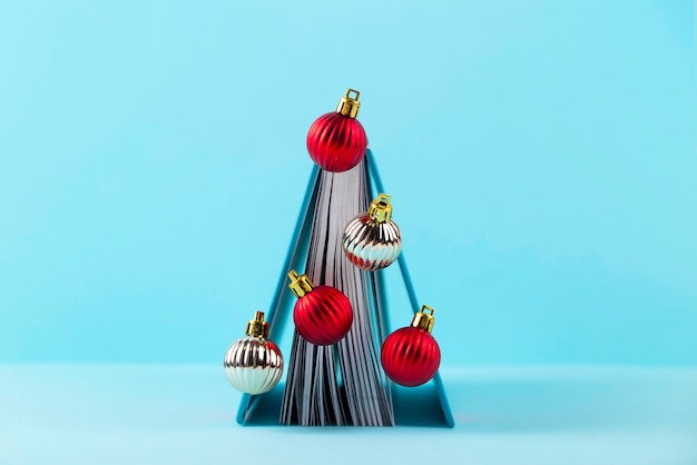 写真 クリスマス ツリーのように飾られた本 創造的な最小限のコンセプト