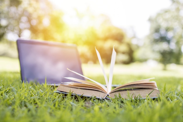 책과 푸른 잔디, 학습 및 지식 개념에 노트북