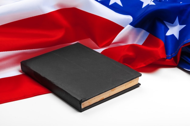 Фото Книга на американском флаге