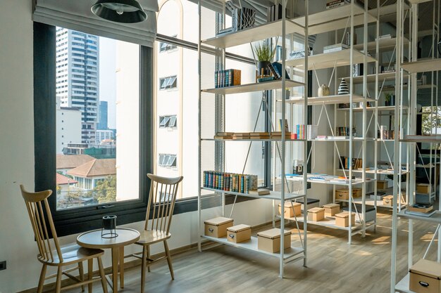 현대적인 주거 단지에 있는 편의 시설을 위한 책 공유 공간입니다. 도서 교환