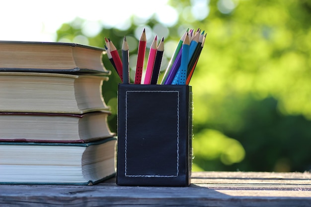 Pila di libri sfondo tavolo in legno all'aperto