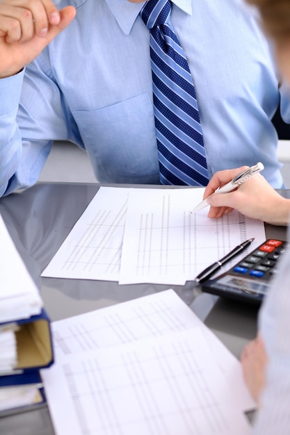 簿記係または財務検査官がレポートを作成し、残高を計算またはチェックします。監査の概念。