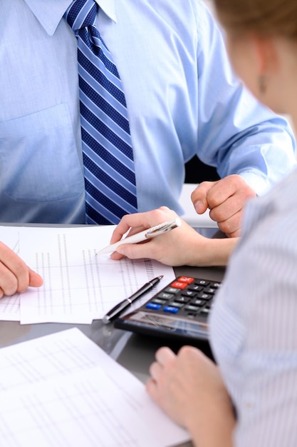 簿記係または財務検査官がレポートを作成し、残高を計算またはチェックします。監査の概念。