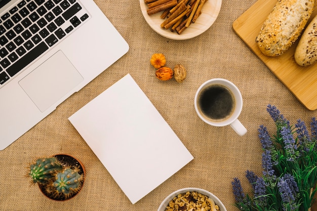 Foto mockup di libretto con il computer portatile